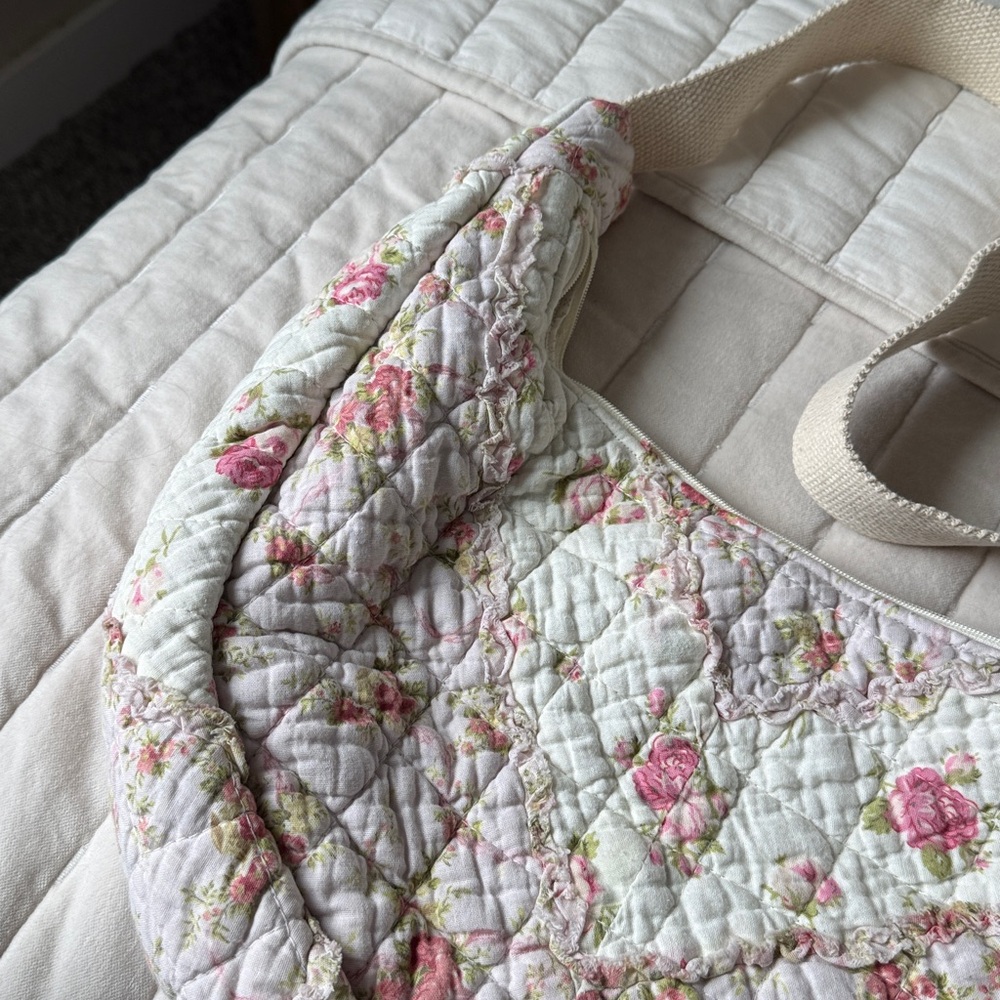 Hand Quilted “Baggu” style Crescent Bag - Picture 2 of 4